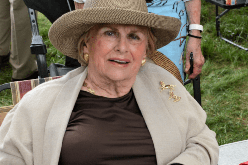 Herdeira da Mars Inc., jaquelina Mars sorri com um chapéu