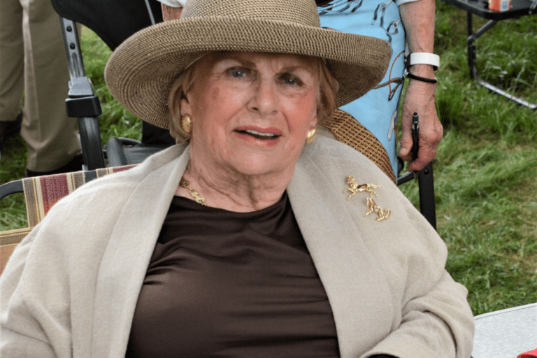 Herdeira da Mars Inc., jaquelina Mars sorri com um chapéu