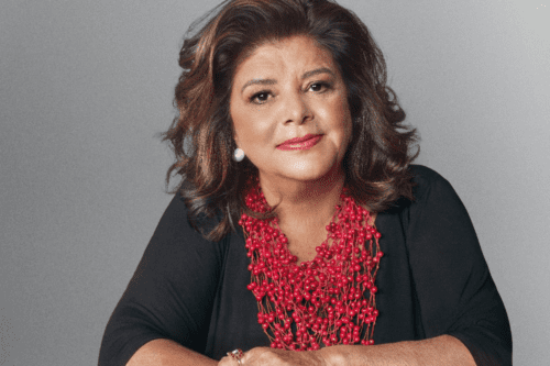 Luiza Helena Trajano dona da Magazine Luiza (Magalu) posa séria para foto.