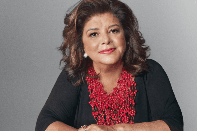 Luiza Helena Trajano dona da Magazine Luiza (Magalu) posa séria para foto.