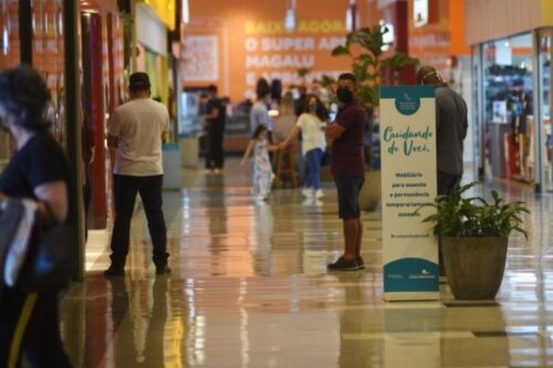 Vendas no varejo brasileiro mantêm tendência positiva em abril, apesar de expectativas não alcançadas