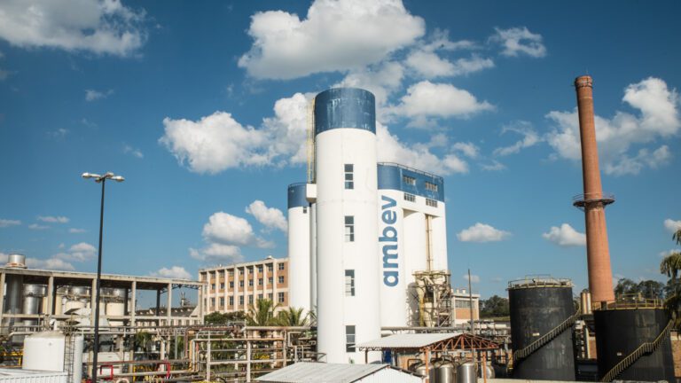 XP rebaixa recomendação para Ambev (ABEV3); veja motivo