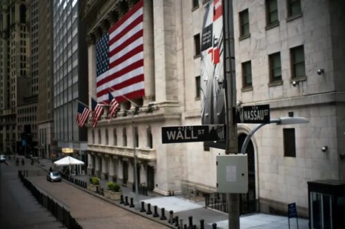 Mercados globais: Futuros dos EUA, mercados asiáticos e europeus em alta, destaque para commodities e bitcoin