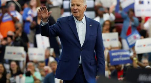 Apelos democratas crescem para que Biden encerre campanha, mas ele promete continuar