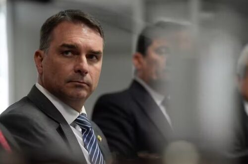 Flávio Bolsonaro critica lideranças dentro do PL e se preocupa com o futuro político de seu pai