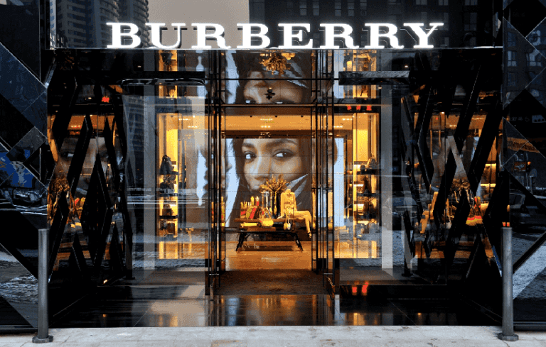 Burberry anuncia mudança de CEO e suspensão de dividendos; entenda