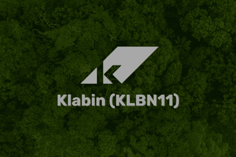 Logo da Klabin (KLBN11) sobreposto à imagem de uma floresta