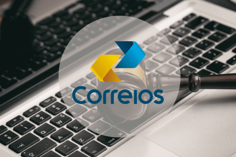 Imagem de um computador com um martelo de leilão, e a logo dos Correios, indicando o Leilão dos Correios