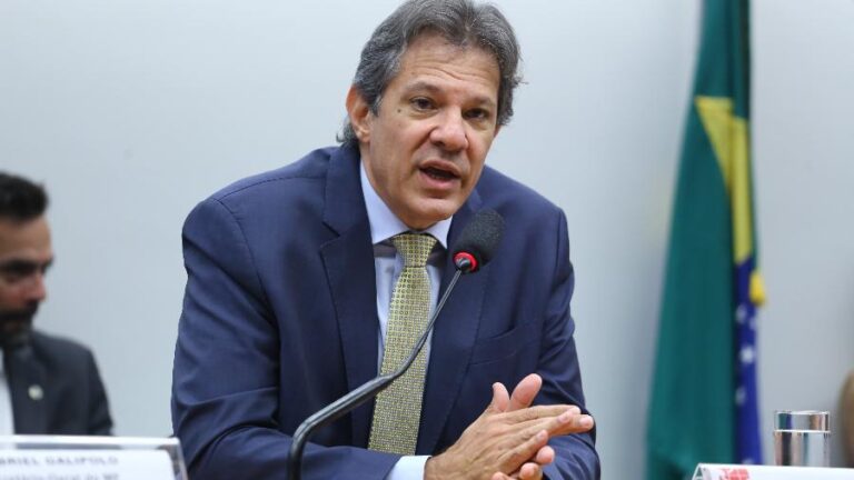"Quem não paga imposto tem que voltar a pagar", diz Haddad