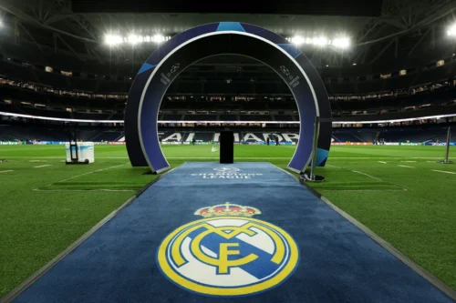 Real Madrid é o time de futebol mais rico e valioso do mundo. Entrada do campo do Santiago Bernabéu