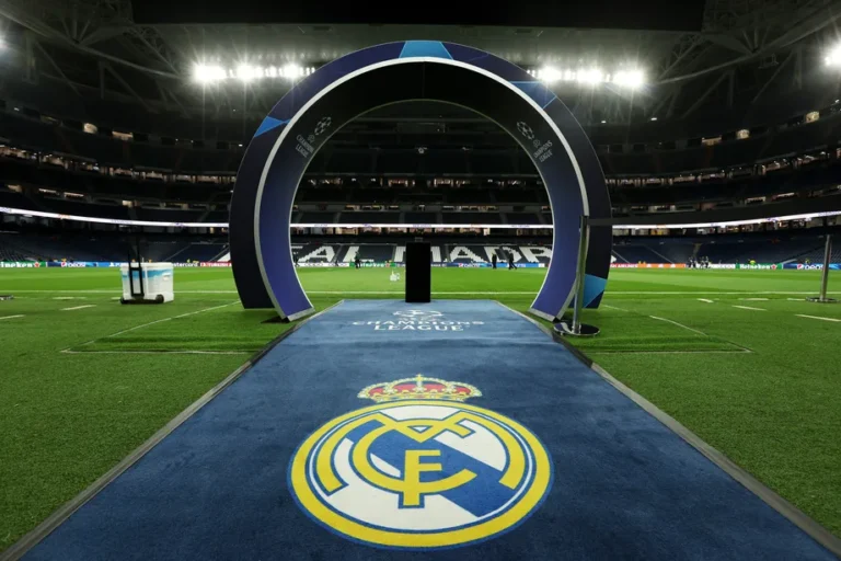Real Madrid é o time de futebol mais rico e valioso do mundo. Entrada do campo do Santiago Bernabéu