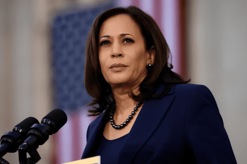 Kamala Harris na frente da bandeira dos Estados Unidos.