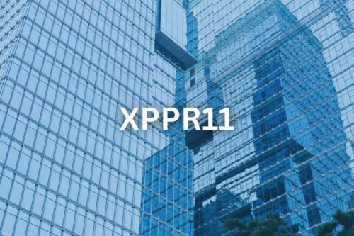 Imagem de um edifício moderno com fachada espelhada, destacando o código XPPR11 no centro.