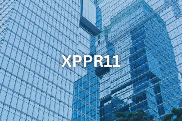 Imagem de um edifício moderno com fachada espelhada, destacando o código XPPR11 no centro.