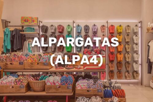 Imagem de uma loja da Alpargatas (ALPA4), com diversas Havaianas coloridas exibidas em prateleiras e penduradas na parede.