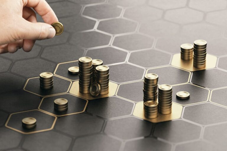 Mão empilhando moedas em hexágonos, representando a evolução do mercado financeiro e investimento em startups.