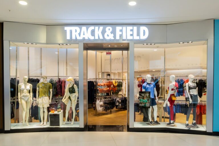 Loja da Track&Field (TFCO4) exibindo manequins com roupas esportivas variadas em um shopping, destacando a moda esportiva premium.