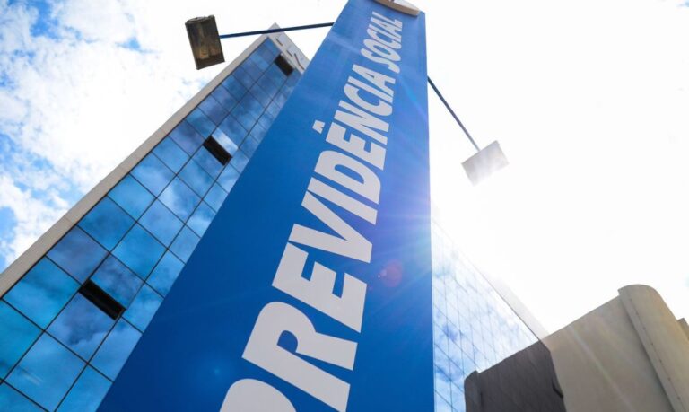 Governo prevê economia de bilhões com revisão de benefícios sociais em 2025