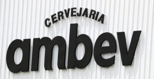 Ambev sofre downgrades de bancos e enfrenta desafios econômicos em 2025