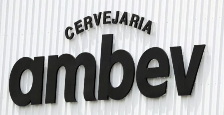 Ambev sofre downgrades de bancos e enfrenta desafios econômicos em 2025