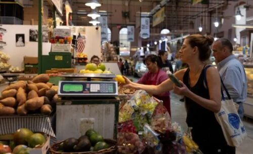 Confiança do consumidor dos EUA aumenta em agosto, mas preocupações com o mercado de trabalho persistem