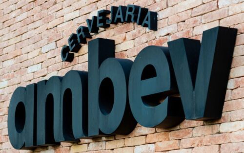 Ações da Ambev (ABEV3) caem após anúncio de troca de CEO