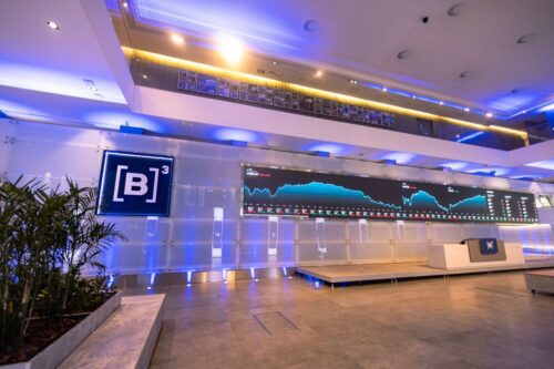 Ibovespa avança e volta aos 130 mil, fechando a semana no positivo