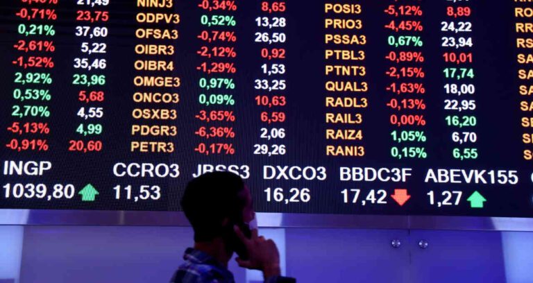 Ibovespa fecha em queda; Bradesco dispara com mais 7%