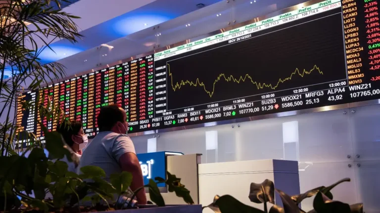 Ibovespa fecha em queda, mas avança mais de 6% em agosto; dólar sobe novamente