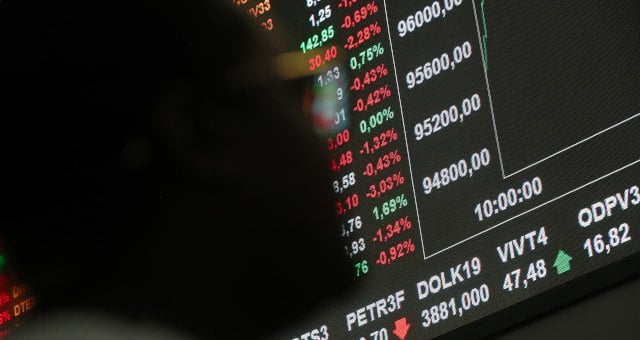 Ibovespa renova fechamento histórico e fecha acima dos 136 mil; dólar sobe