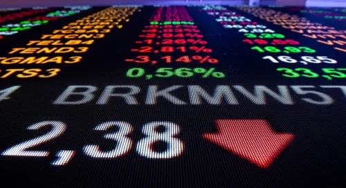 Ibovespa renova máxima histórica intradiária, mas fecha em queda