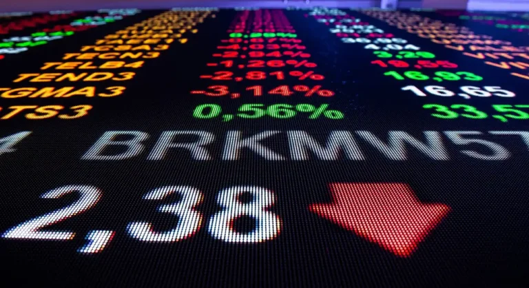 Ibovespa renova máxima histórica intradiária, mas fecha em queda