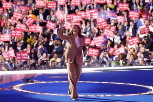 Kamala aumenta vantagem sobre Trump com apoio de mulheres e hispânicos, diz pesquisa