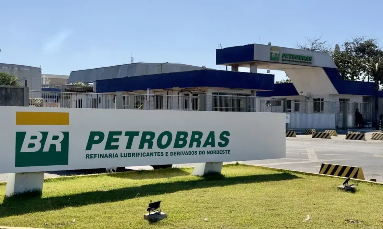 Petrobras (PETR4) compra equipamentos para campo de Roncador