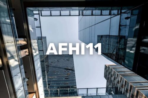 Visão de baixo de prédios modernos com fachada de vidro e céu azul ao fundo, com o texto AFHI11 no centro.