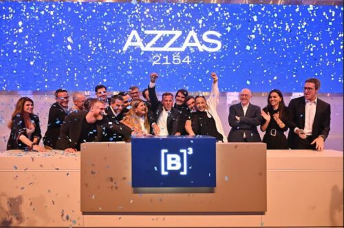 Equipe da AZZAS 2154 celebra sob confetes azuis durante evento na B3, destacando a marca em grande estilo.