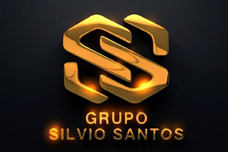 Logotipo dourado tridimensional do Grupo Silvio Santos em fundo preto, destacando as letras 'SS' com iluminação suave.