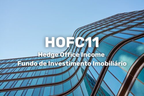 Prédio moderno de vidro curvado sob céu azul com texto “HOFC11 Hedge Office Income Fundo de Investimento Imobiliário.