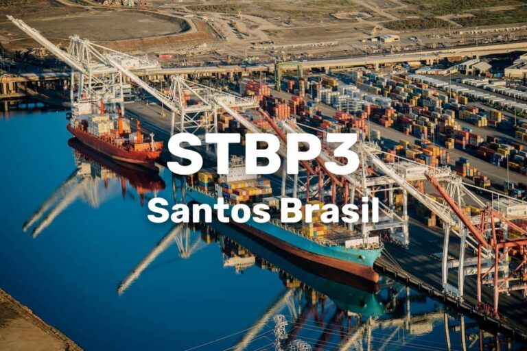 Imagem aérea com contêineres e navios atracados, destacando o código de ações STBP3 da Santos Brasil.