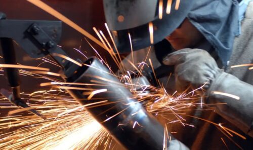 Confiança da indústria no Brasil sobe em dezembro após três meses de queda, aponta FGV