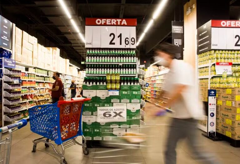 Vendas no varejo brasileiro crescem 0,6% em julho, superando expectativas