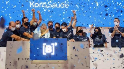 Kora Saúde (KRSA3) aprova grupamento de ações para atingir novo valor mínimo de R$ 1,00