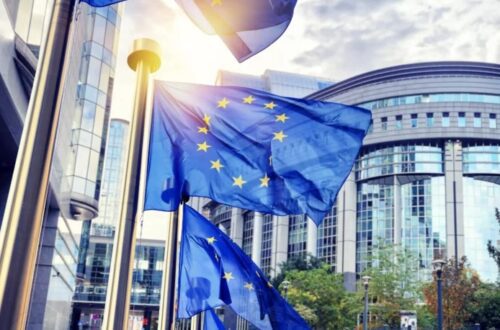 Bolsas da Europa fecham em alta à espera de corte agressivo pelo Fed