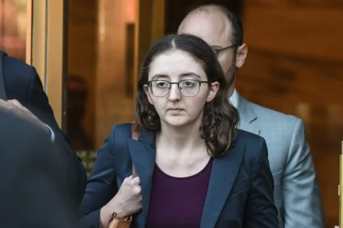 Caroline Ellison é condenada a 2 anos de prisão e a devolver R$ 60 bilhões no caso FTX