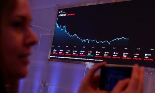 Em dia de "Superquarta", Ibovespa cai puxado pela Petrobras