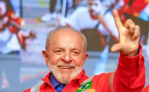 Lula chama de "bando de imbecis" quem defende privatização da Petrobras (PETR4)