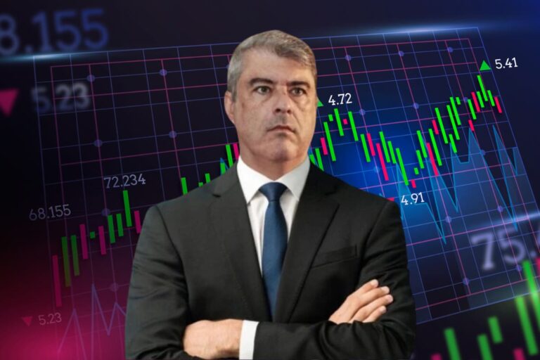 André Machado, o Ogro de Wall Street, em traje formal com gráficos de ações ao fundo.