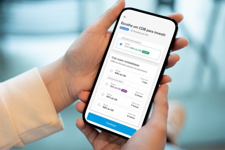 Pessoa escolhendo um CDB promocional em um aplicativo de investimentos no celular, com opções de alta rentabilidade.