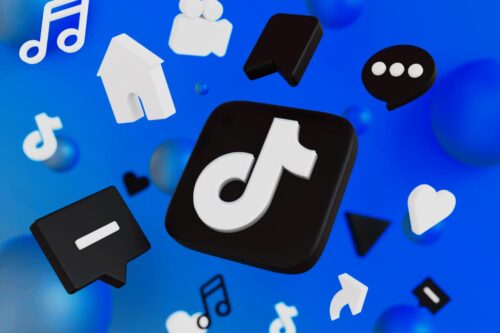 Ícones do TikTok flutuando em um fundo azul, ilustrando várias formas de como ganhar dinheiro no TikTok com conteúdo criativo.
