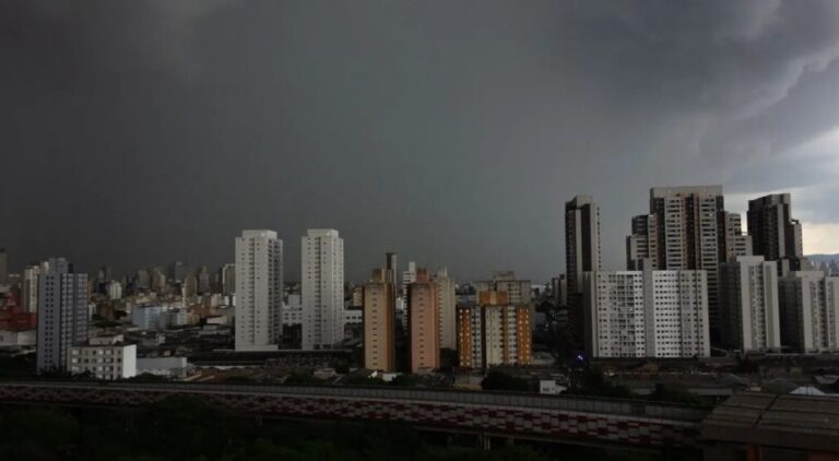 São Paulo enfrenta novas interrupções de energia em vários bairros neste sábado